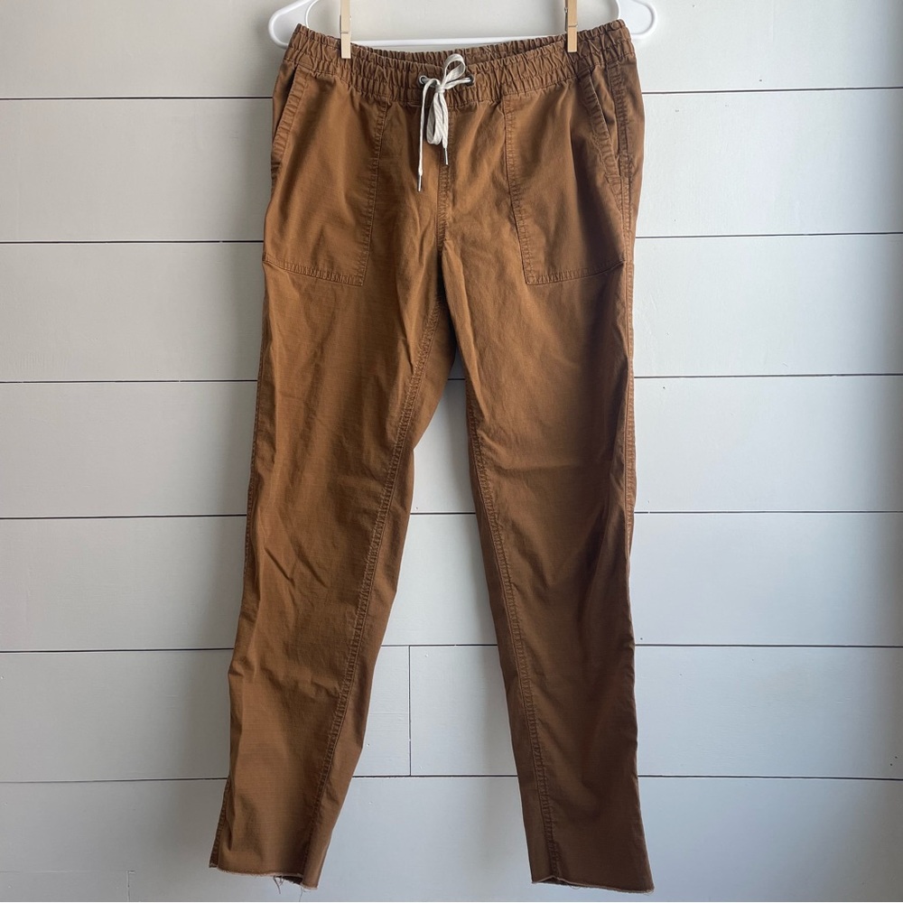 Vuori Women's Drawstring Utility Jogger Pants in Brown/ Caramel Small
